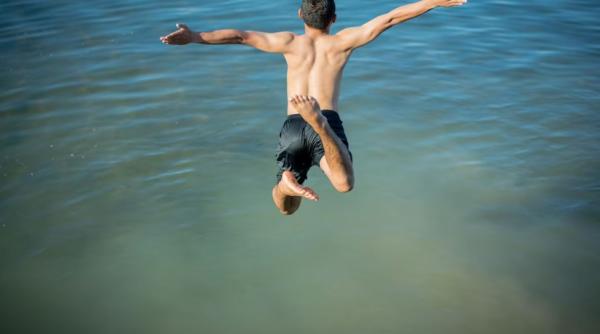 Sfârșit tragic pentru un român din Spania, care a decis să se răcorească în râul Ebro. Bărbatul s-a scufundat și nu a mai ieșit din apă