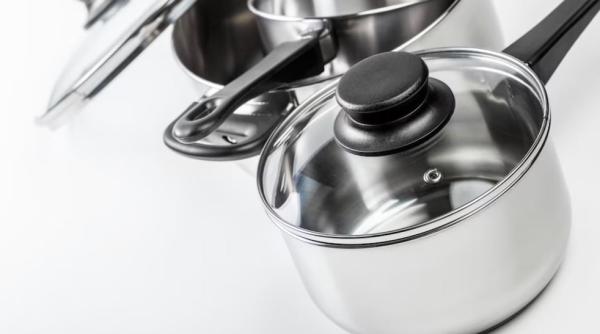 Curăță, ușor și simplu, capacele pline de grăsime: două metode eficiente