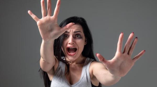 Italia. O româncă a reușit să-i trimită o poză unui prieten, în timp ce era agresată: „Mama ta este în pericol! Sună la poliție”