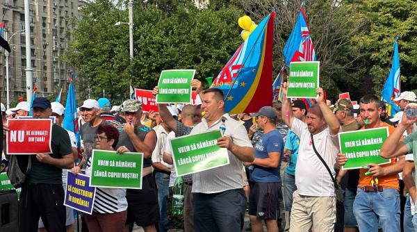 Angajaţii din construcţii, protest în faţa Guvernului: „Scăderea veniturilor îi va determina pe mulţi să plece din țară. Vrem să construim în România!“