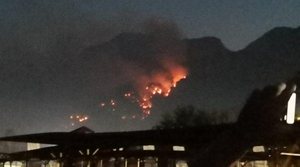 Incendiile au lovit stațiunile Antalya și Kemer din Turcia. O româncă aflată în vacanță: „Este fum peste tot. A ars muntele”