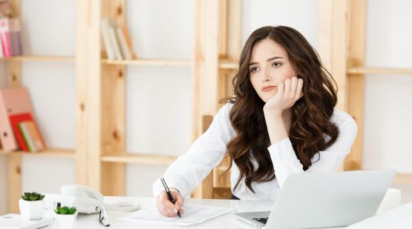 „Nu mă mai simt în siguranță în România“. Răspunsurile incredibile primite de o tânără care vrea să plece din țară: „Aceeași poezie regurgitată de fiecare român“