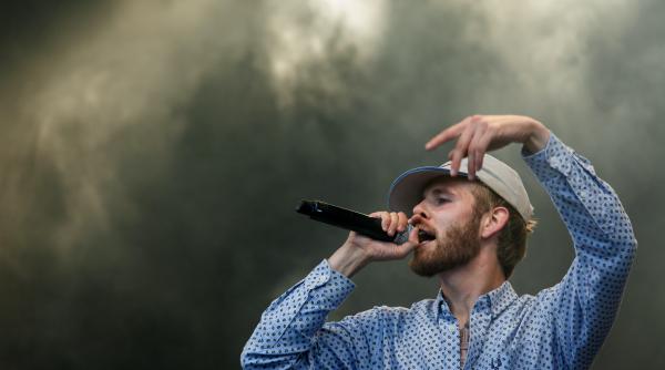 Un pasager Ryanair cere rambursarea biletelor după ce un bărbat beat a cântat la microfon în timpul zborului