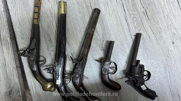 Un șofer de microbuz ascundea sub banchetă mai multe arme. Polițiștii de frontieră nu l-au lăsat să intre în țară