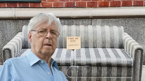 Un bătrân a donat o canapea în care erau ascunși peste 20.000 de euro