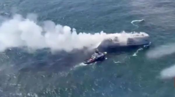 500 de mașini electrice ard în continuare pe cargoul din Marea Nordului. Pericolul unui dezastru ecologic încă nu a trecut