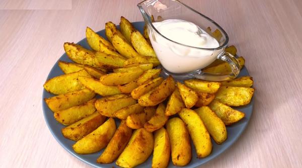 Cartofi cu ierburi aromatice și usturoi: Iată care este ingredientul secret care îi transformă în adevărate delicii