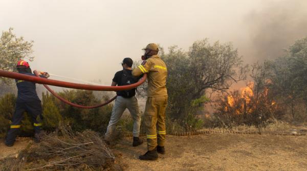 Grecia nu vrea să piardă turiștii. Anunță că are incendiile sub control, dar menține alerta maximă 