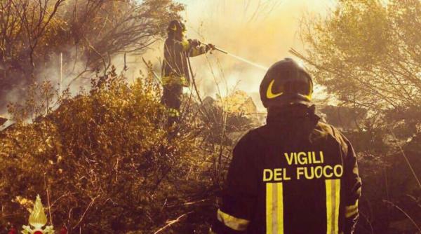 Incendiu pe litoralul italian: turiștii fug de pe plajă, iar vântul creează probleme majore