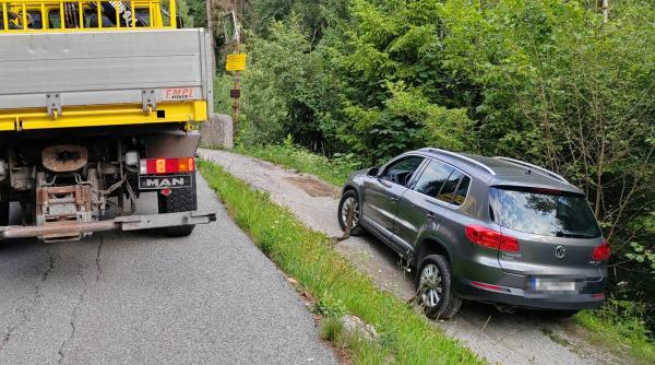 Intervenție de urgență în Austria, după ce o îngrijitoare româncă și bătrânul asistat au rămas blocați cu mașina pe un traseu montan