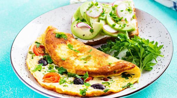 Omletă, preparată în stil californian cu sos de smântână. Rețeta este simplă