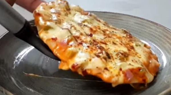 Pizza leneșă: fără cuptor, fără aluat, gata în doar 10 minute. Notează rețeta, este perfectă la orice oră!