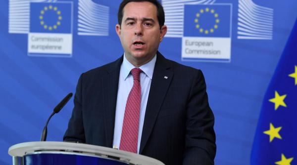 Un ministru grec, care se relaxa la plajă, în timp ce incendiile făceau ravagii în Grecia, și-a dat demisia 