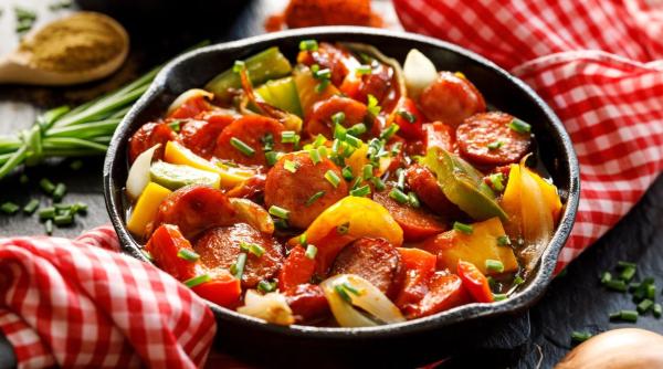 Cea mai rapidă și sățioasă cină: cârnați copți cu ardei și ceapă. Doar trei ingrediente și patru pași!