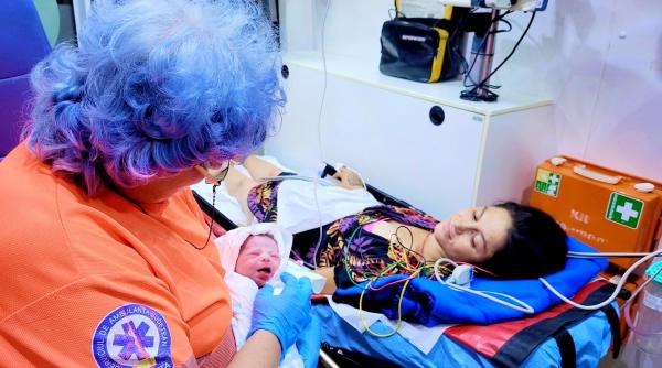 Poliţia s-a sesizat din oficiu după imaginile cu femeia care a născut pe trotuar, în fața Spitalului Urziceni