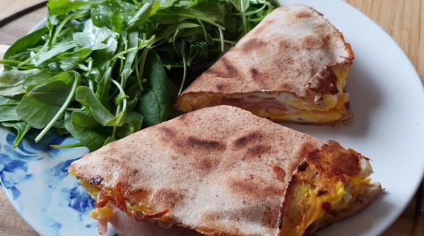 Micul dejun al campionilor: lipie cu omletă, carne, legume și sos de iaurt. Mai bun nici că se poate!