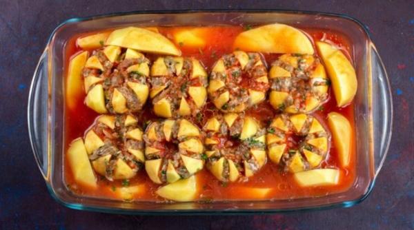 Cartofi umpluți cu carne tocată. O mâncare potrivită pentru prânz, cină și masa festivă