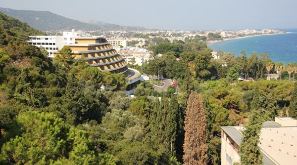 Grecia oferă vacanțe gratuite turiștilor care au fugit de incendiile din Rodos. Mitsotakis: "Ne asigurăm că se vor întoarce pe insulă"