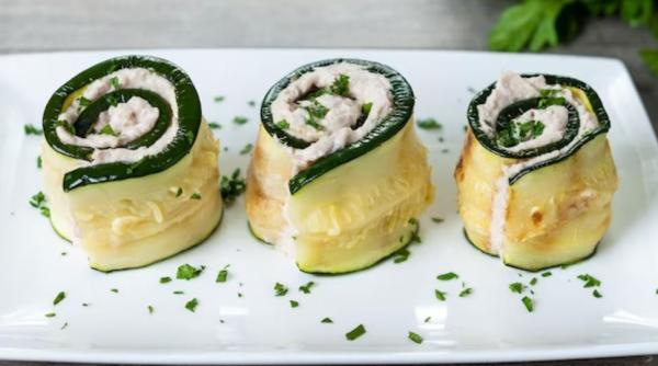 Rulouri delicioase din dovlecei și carne tocată: sunt gustoase și suculente