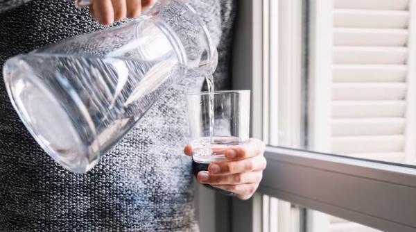 O tânăra mamă a murit, după ce a băut doi litri în 20 de minute. Medic: pacienta s-a intoxicat cu apă