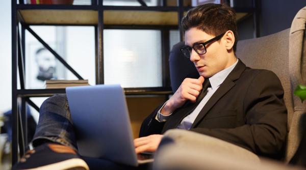 Un IT-ist se plânge de noile taxe: "Înainte îmi luam un apartament la fiecare 3 luni. Acum supraviețuiesc" 