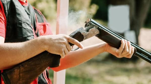 Un român, împușcat pe Muntele Athos de un preot, tot român. Bărbatul ar putea rămâne fără picioare