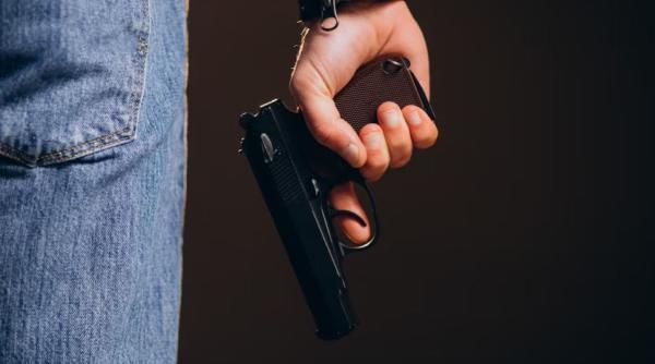 Conflict între două familii de români, aplanat de polițiști. Oamenii legii au tras șase focuri de armă