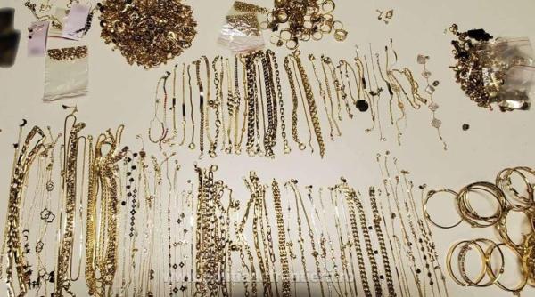 Două românce, care au aterizat pe Aeroportul Henri Coandă, ascundeau în bagaje o comoară. Era ascunsă în pungi cu cereale