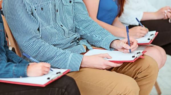 Evenimentele cu scriitori români i-ar ajuta pe cei plecați să mențină mai bine legătura cu țara. Ce spun românii din Diaspora