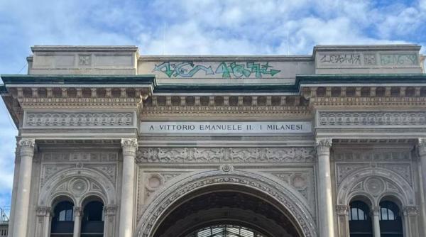 Clădire monument din Italia, vandalizată de trei tineri, care au desenat graffiti cu vopsea spray