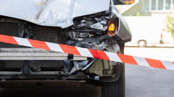 Un microbuz românesc și un camion s-au răsturnat pe autostradă în Germania. Mii de pungi cu dulciuri împrăștiate pe carosabil