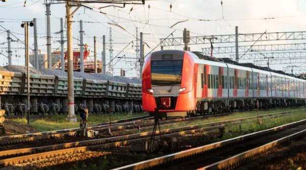 Momente de panică într-un tren cu români: Uşa de acces a unui vagon, smulsă de un utilaj