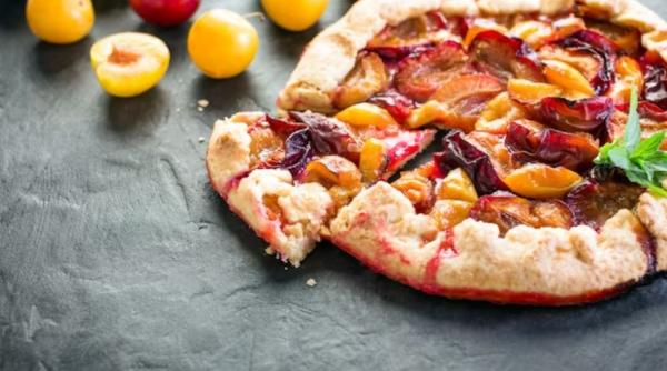 Pizza incredibilă cu nectarine cu brânză. Preparați-o chiar azi și nu veți regreta! Este fantastic de bună