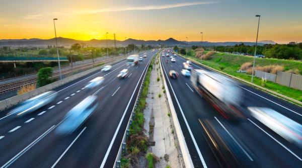 Șoferi de TIR din Ucraina, filmați cum depășeau periculos pe linia continuă. Imaginile au apărut online