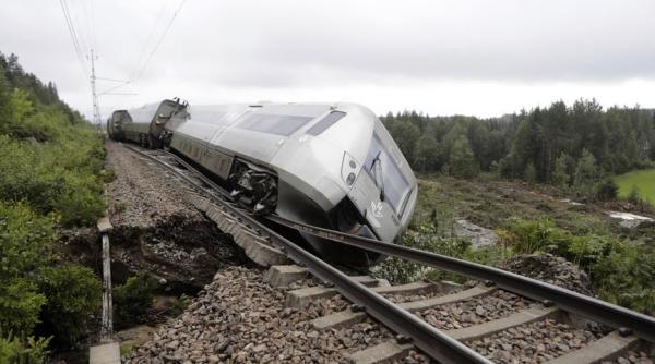 Un tren cu sute de pasageri a deraiat în Suedia din cauza furtunii Hans