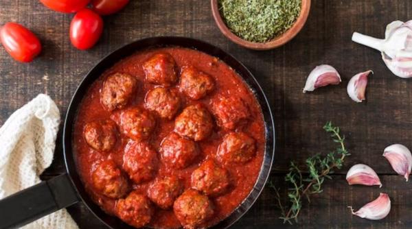 Chifteluțe în sos de roșii, un preparat sățios și gustos, pentru o cină cu prietenii
