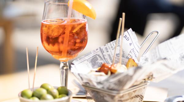 Doi clienți, indignați că au plătit 26 de euro pe un spritz și un sandviș în centrul Veronei. Barul: „Trebuie să plătim 48 de salarii"