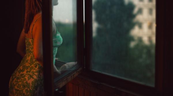 Italia. O femeie amenință că se aruncă în gol de la fereastra casei sale, după ce instanța a hotărât să ia copiii din custodia sa