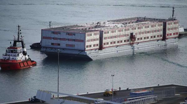 Solicitanții de azil în Marea Britanie locuiesc pe o barjă plutitoare: Seamănă cu Alcatraz