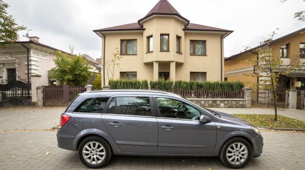 Trei hoți cu tupeu: furau din mașinile parcate în curțile oamenilor. Proprietarii erau relaxați și le lăsau descuiate