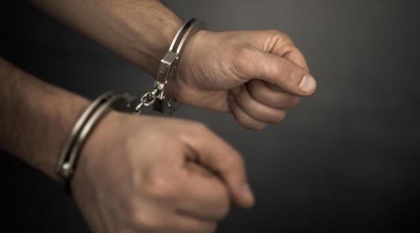 Un român a răpit copilul fostei concubine și a fugit cu mașina femeii. Bărbatul a fost arestat preventiv