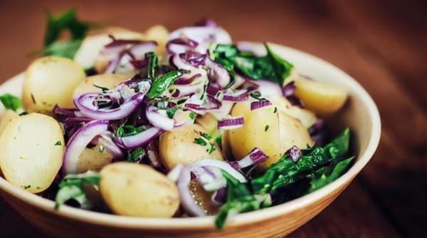 Salată cu fasole verde și cartofi, o completare excelentă pentru friptură