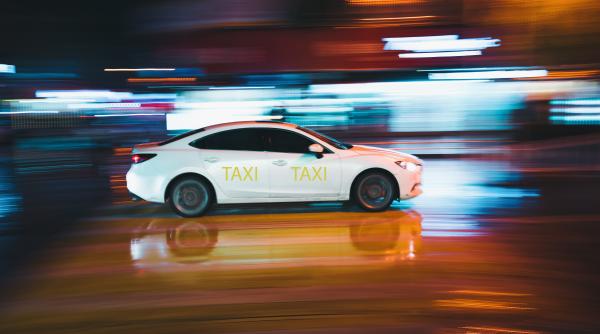 Scenariu de film: Un bărbat a furat un taxi din fața unui aeroport, după ce a fost refuzat 