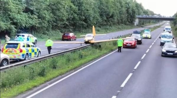 Un avion a aterizat forțat pe o șosea de centură și a blocat traficul rutier, în Marea Britanie