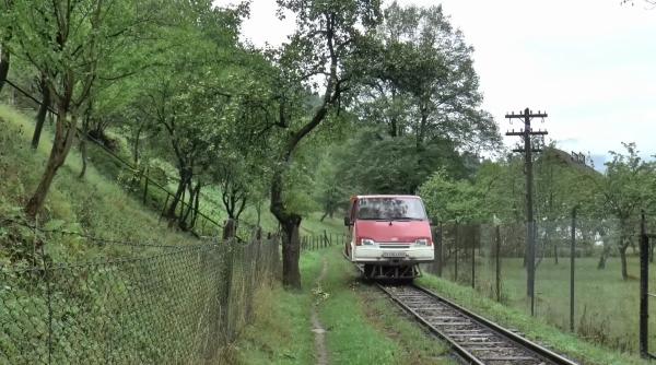 Locuitorii din Munții României au transformat mașinile vechi Ford Transit în locomotive pentru transportul pe șine - VIDEO
