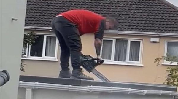 Răzbunare dulce: Un constructor furios că nu a fost plătit pentru munca sa a pus drujba în acțiune, distrugând casa clientului neserios