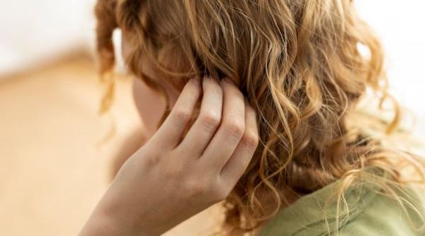 O mamă vegană refuză să elimine păduchii fiicei sale: „Eu nu omor ființe vii”