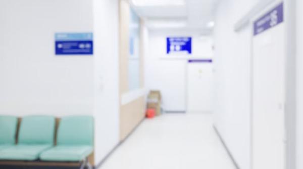 Spania. Un român beat, care a mers la spital cu actele altei persoane, a sărit la bătaie la polițiști