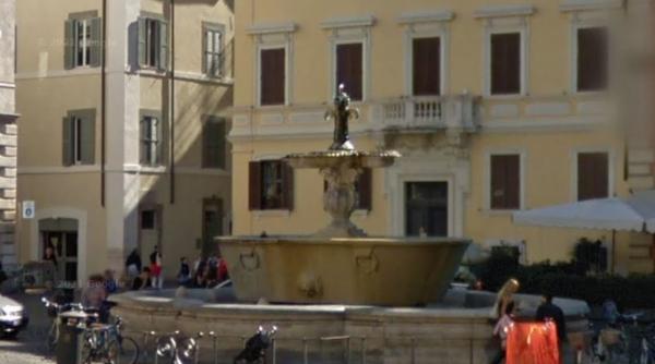 Un turist, amendat cu 450 de euro după ce s-a scăldat în fântâna din Piazza Farnese din Roma