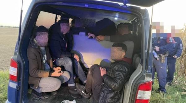 Cascadorie ca-n filme pe autostradă în Ungaria. Un șofer român, urmărit de polițiști, a sărit din mașina aflată în mers